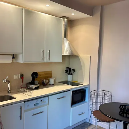 Charming T2 With Terrace Near Apartment