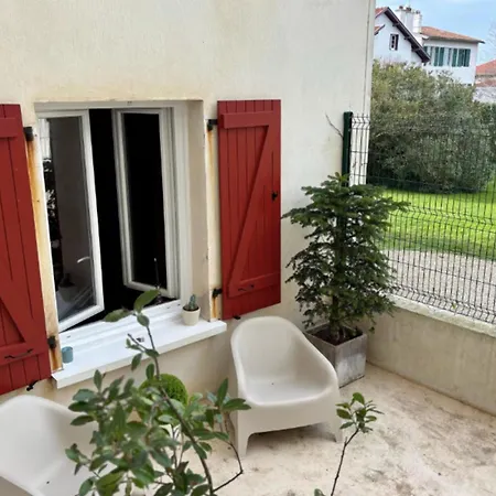 Charming T2 With Terrace Near Apartment